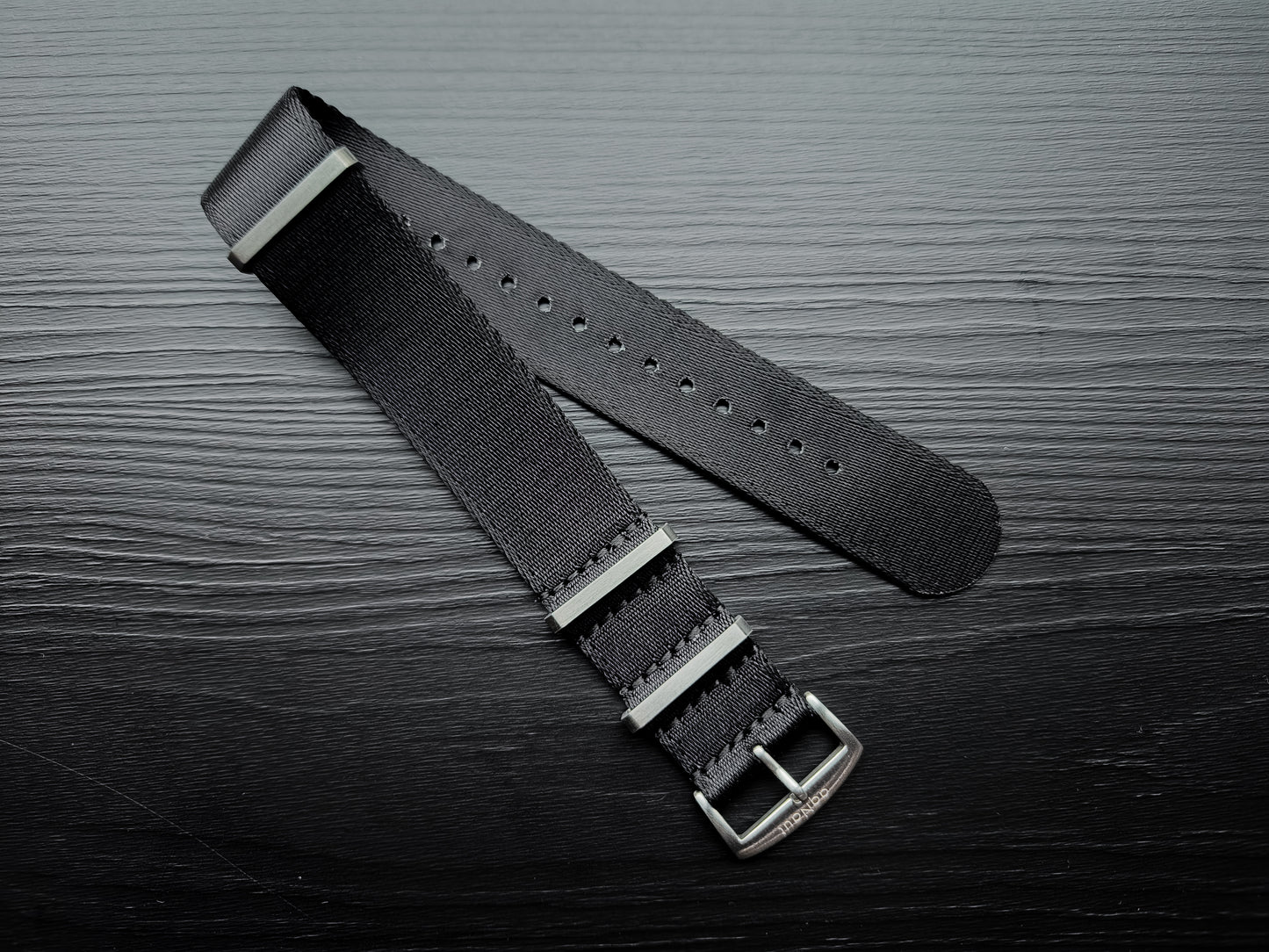 Schwarzes Nato-Gurtband im Sicherheitsgurt-Stil