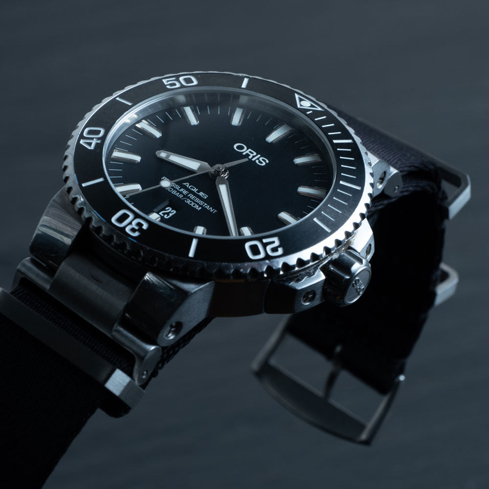 Schwarzes Nato-Gurtband im Sicherheitsgurt-Stil